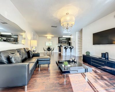 Stunning FULLY FURNISHED & FULLY EQUIPPED condo in Dr. Phillips!

1-bedroom condo in Dr. Phillips remodeled and decorated. This modern condo offers wooden floors and new light fixtures throughout the unit. Furnished with leather furniture, quality linens, dishes, washer/dryer, stainless appliances, and more.

Located in one of the best areas in town, Dr. Phillips offers an outstanding school sy...