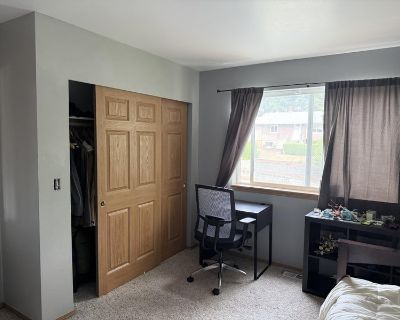 Total rooms: 3. Deposit: $0.00 * Utilities included?: Yes * Fees apply?: No. No preference. Non-smoking. Couples are welcome. Furnishings: Furnished * Parking: Yes * Living room: No * Broadband included: Yes. Availability Available Now Minimum term None Maximum term None. Private room with bathroom. Access to full house including kitchen, washer and dryer, and living room. The house is near a F...