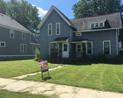3 Bedroom 1BA 1200 ft Pet-Friendly House For Rent in Appleton, WI
