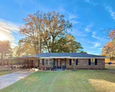 3 Bedroom 2BA 1100 ft Single Family House For Sale in Headland, AL