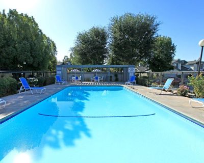 2 Bedroom 2.5BA 1278 ft Pet-Friendly Apartment For Rent in Bakersfield, CA