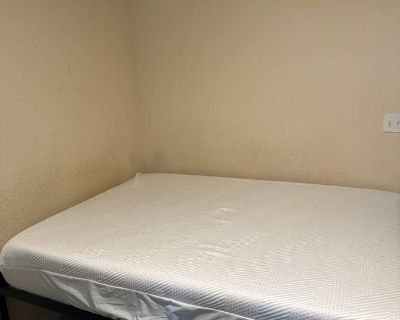 Shared room with shared bathroom in an apartment with 2 roomies