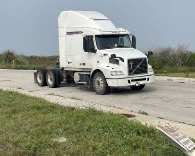 Ready to Work - 2013 Volvo VNL 630  Sleeper Cab Semi Truck