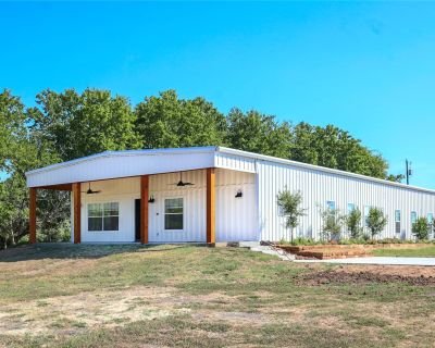 3 Bedroom 2BA 1982 ft² Furnished Home For Rent in Round Top, TX