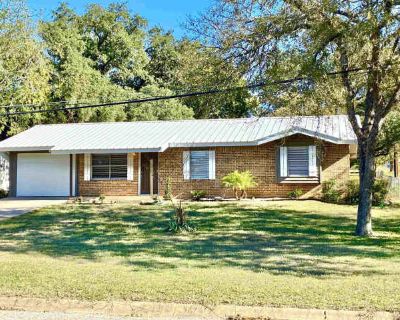 3 Bedroom 1BA 1107 ft Apartment For Rent in Marble Falls, TX