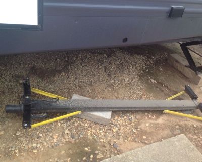 Travel trailer electric stabilizers
