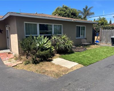 2 Bedroom 1BA 1300 ft Apartment For Rent in Costa Mesa, CA