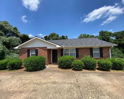 100 Hunters Run Rd. 4 Bedroom, 4 bathroom brick house located on South Milledge Avenue right next to the UGA soccer fields.House features hardwoods throughout main living areas, spacious bedrooms with attached private bath, a large back deck, and lots of green space. All major appliances including washer and dryer!Lawncare and pest control service is provided by Landlord.Call for more informati...