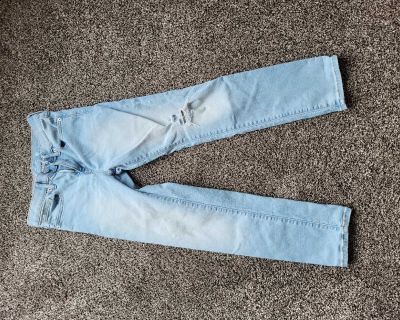 Old Navy stonewash ripped karate slim fit jeans size 12. Excellent condition (came with rips as the style )