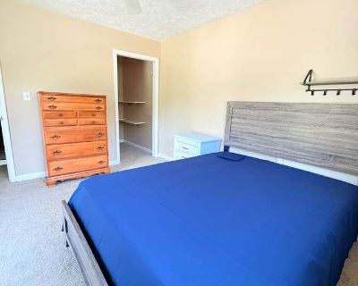 Available on: now. Furnished. Parking available * Internet included. Large bedroom that shares a bathroom. Furnished with a Queen size bed; brand new mattress and boxspring. Utilities and internet included. Parking in driveway. Access to kitchen and living room. Access to washer and dryer in the home. Nice quiet neighborhood 30 minutes from Fort Bragg. Home has a pool and patio available for us...