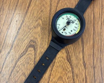 Capsule style scuba depth gauge. 200 ft with max depth indicator. Comes with wrist strap, but capsule can be removed and added to your whip gauge cluster instead.