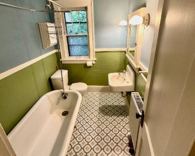 Security deposit: $1,495.00 * Fees apply?: No. References are not required. Non-smoking. Furnishings: Furnished * Disabled access: * Living room: shared. $1,495 monthly (whole property). BdBa upstairs of a newly renovated duplex in SummitUniversity neighborhood. Landlord pays water, sewer, gas, garbage, and heat. Tenant responsible for internet & electricity. Personal laundry in basement. Stree...