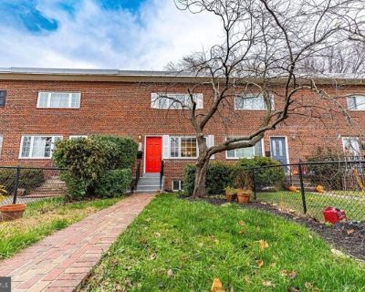 433 Earl St. COMING SOON!! **New photos will be uploaded after Nov 12th** Newly remodeled townhome in Old Town West. Completely new kitchen and additional full bath added to basement. Spacious light-filled townhouse blocks away from Old Town Alexandria! Large living area opening to kitchen. Three bedrooms upstairs with two skylights and large hall bath with custom inset cabinet mirrors, dual si...