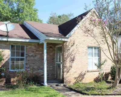 1932 Lincolnshire Blvd. Adorable 2 bedroom with open floor plan, on a large pretty lot! Wood floors, stainless smooth top stove, huge pantry,, Fridge, large master with walk-in closet, front loader washer and dryer, and you can't beat the location. Close to shopping, dining and the Reservoir!. 2 Bedroom. 1 Bathroom. 1090 ft