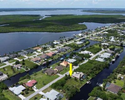 Single Family Home For Sale in PORT CHARLOTTE, FL