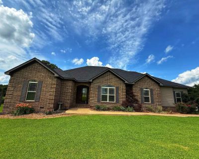 4 Bedroom 3BA 2670 ft Single Family House For Sale in Batesville, AR