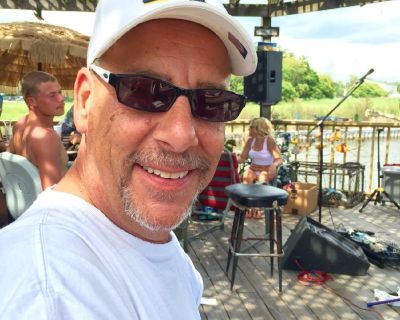 Looking for unfurnished room for rent, late September or Oct1. Self employed, gone most days, quiet and dependable. Please message me at 520 549 9540. Thanks! Hoping to be in $500- $650 range.