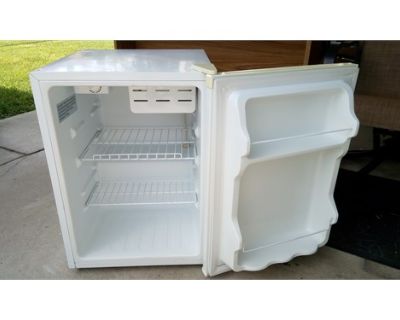 Midea 2.4c/ft mini fridge