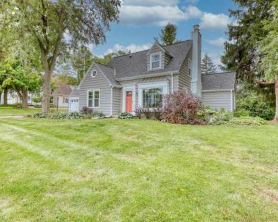 3 Bedroom 2BA 1630 ft Pet-Friendly Apartment For Rent in Elm Grove, WI