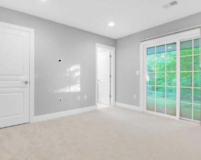 Private room with own bathroom in a Townhouse, Buckhall, VA 20112