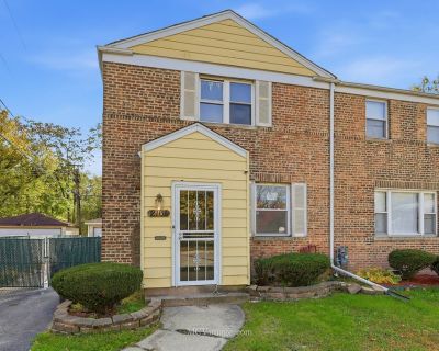 3 Bedroom 1BA 1154 ft Townhouse For Sale in Chicago, IL