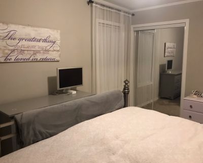 Minimum stay: 6 months. Deposit: 1200. Bills included. Age preference: 30 - 60. Not available for students. King-sized bed and a bathroom. Shared kitchen and living area in a quiet neighborhood. Lake and beach access.. I like to cook, gardening and and taking long walks. There is one cat and one small dog in the house.