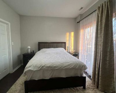 Available on: now. Unfurnished. Parking available * Students welcome * 40+ years welcome. Este es un apartamento de 3 dormitorios y 2 ba os, ubicado en el segundo piso de un edificio de tres unidades. Cuenta con calefacci n y aire central, con lavadora y secadora en la unidad, chimenea, vistas del skyline de Chicago, y abundante estacionamiento en la calle. A 5 minutos del United Center y del H...