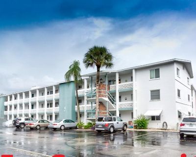 2 Bedroom 1BA 733 ft Condo For Sale in Bradenton, FL