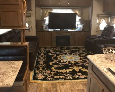 2017 Monte Carlo fifth wheel