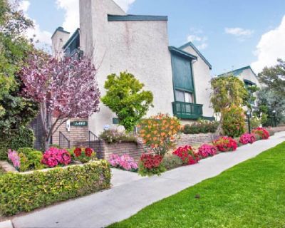 For Sale: 2 Bed + Bonus Room 3 Bath condo in Studio City for $715,000