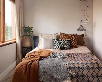 Available on: december 1. Unfurnished. Cute bedroom in round lake heights available, shared bathroom and split utilities. The room is on the smaller side, a twin/full size bed would be ideal or some sort of lofted setup. We would share communal spaces and bathroom. I will post more pictures as the current tenants clear the home, if you think you would be a good fit, reach out!. Rent $600 per mo...