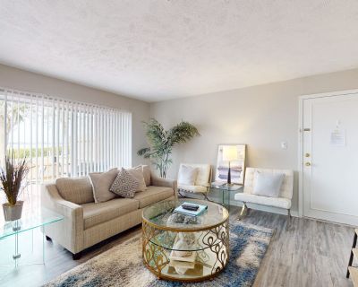 2 Bedroom 1BA Pet-Friendly Condo Vacation Rental in Carlton Arms View B1 # A, Bradenton,...