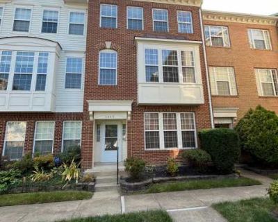 3 Bedroom 3BA 2030 ft Pet-Friendly Apartment For Rent in Huntington, VA