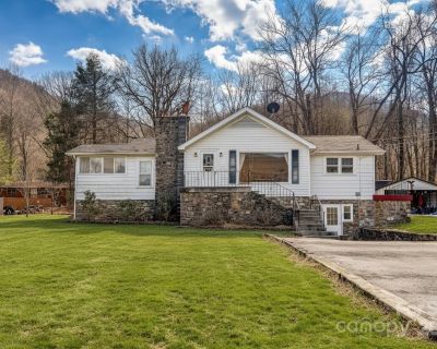 3 Bedroom 2BA 1228 ft Single Family Home For Sale in Maggie Valley, NC