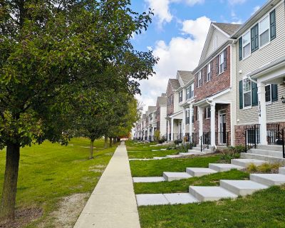 3 Bedroom 2BA 1894 ft Townhouse For Rent in Lindenhurst, IL