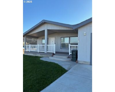 3 Bedroom 2BA 1296 ft Single Family House For Sale in Pendleton, OR