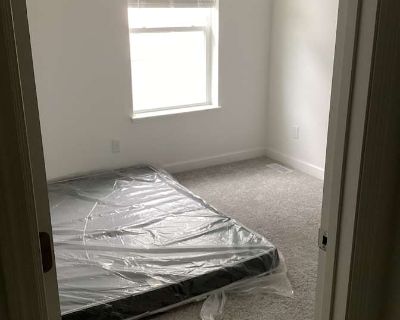 Shared room with shared bathroom in a House with 4 roomies