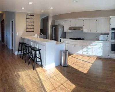 Private room with shared bathroom in a House, Hayward, CA 94542