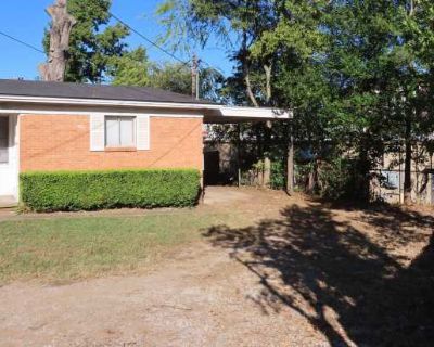 3 Bedroom 1BA 859 ft Pet-Friendly Apartment For Rent in Tyler, TX
