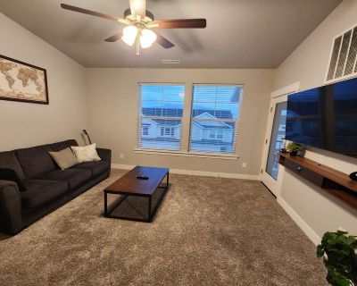 Lease term: Month to Month. $725/month No Security Deposit. Furnished Rental Furnished Room. Accepting best Sublease offer!! Sublease | Sublet single room through 2025 - Large Master Bedroom $725/month rent + $75/month utilities (or best offer) Available immediately Lease runs through 12/31/2025 Large Master Bedroom in shared 3 BR apartment Apartment and room are fully furnished Large Walk-in c...