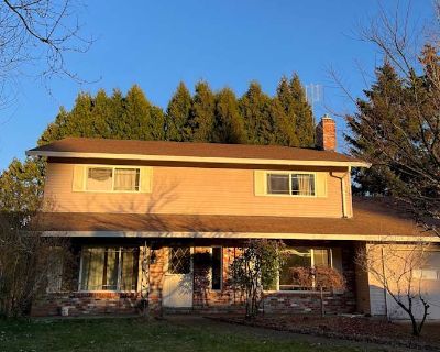 Available on: now. Unfurnished. Single unfurnished bedroom with 2 shared bathrooms is available in a 4 bedroom, 3 bathroom house. The house has washer/dryer, central air conditioning/heating. The kitchen has a refrigerator, electric stove, garbage disposal, dishwasher, and microwave. Off street parking only. Location : Close to downtown Hillsboro, Hillsboro Aero Academy, Hillsboro Airport, Inte...