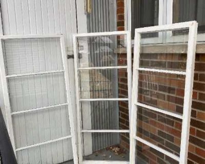 Three storm windows, 52.25" x 22.5". The window panes are all 11.5" x 19". Trois contre-fen tres, 132 cm x 57 cm. Les vitres sont 29 cm x 48 cm.