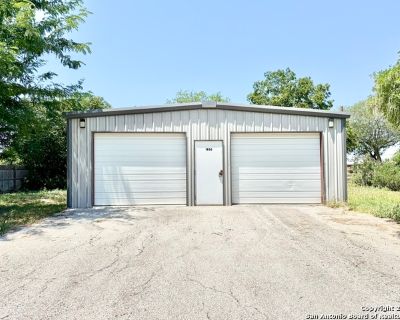 1200 ft Commercial Property For Sale in Hondo, TX