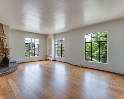 2338 Channing Way. To book a tour, please inquire on this listing and you will receive a link to schedule. If you found us on Craigslist, please schedule your tour here: http://showinghotline.com/lc/327dc14038 Now is the time to live in the epicenter of Berkeley's thriving campus life. Walk up the charming, Italian-style entry and step into your new home. This quiet top floor apartment invites ...