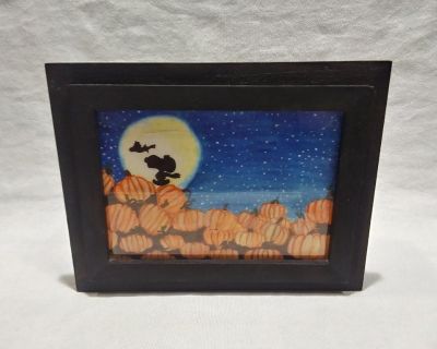 Knickknack box with a sprouting crop at night painted on the sides.The top and inside are painted black. Also has an image of a pumpkin patch at night, and a piece of felt inside.

Size: 9.5 in x 7 in x 2.5 in