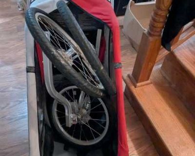 Can be used as bike trailer or running stroller. Looks like this one: https://goodbuygear.com/products/thule-chariot-cougar-1-bike-trailer-with-jogging-kit-2013
