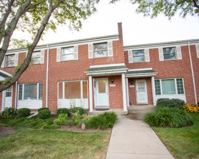 2 Bedroom 1BA 1400 ft Apartment For Rent in Glenview, IL