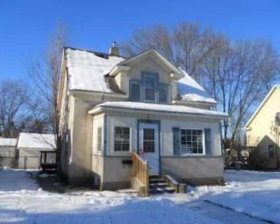 3 Bedroom 1.5BA 1151 ft Pet-Friendly Apartment For Rent in Minneapolis, MN