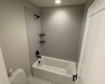 Total rooms: 4. Deposit: $1,300.00 * Utilities included?: Yes. No preference. Non-smoking. Not for couples. Furnishings: Furnished * Parking: Yes * Disabled access: * Living room: No * Broadband included: Yes. Availability Available Now Minimum term None Maximum term None. Furnished 1 Bed / 1 Bath for Rent Skyway Now available! A comfortable, fully furnished one-bedroom, one-bath unit located i...