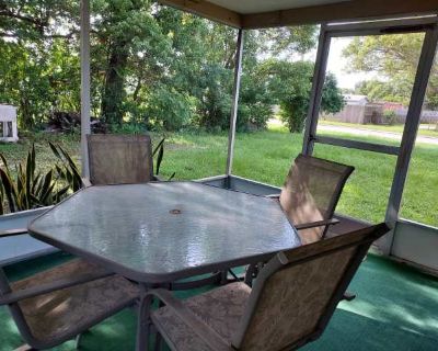 2 Bedroom 1BA 1000 ft Pet-Friendly Apartment For Rent in Holiday, FL